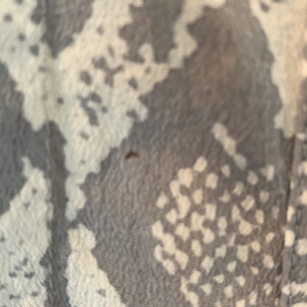 𝅺J McLaughlin grey and white animal print 100% silk long sleeve button down top - Picture 2 of 5